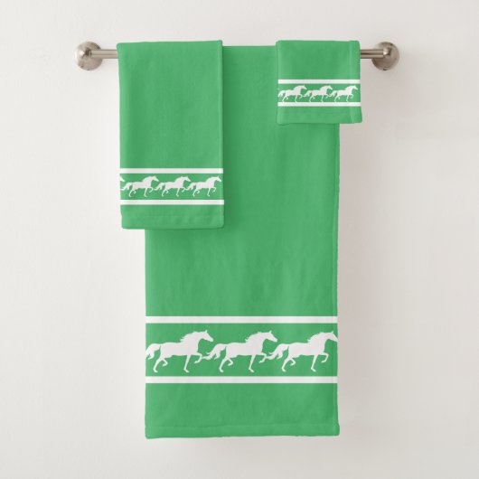 Chevaux blancs élégants et chics sur vert émeraude (En situation)