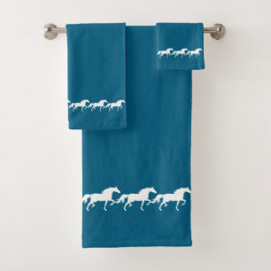 Chevaux blancs élégants et stylés sur fond bleu oc