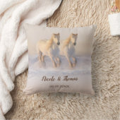 Chevaux blancs en Coussin de mariage hivernal neig (Couverture)