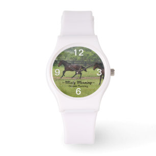 Chevaux brumeux de matin courant la montre