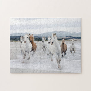 Chevaux courir sur le puzzle de la plage