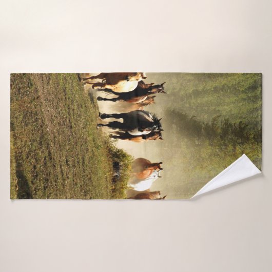 Chevaux de course dans le ranch du Montana (Serviette de bain)