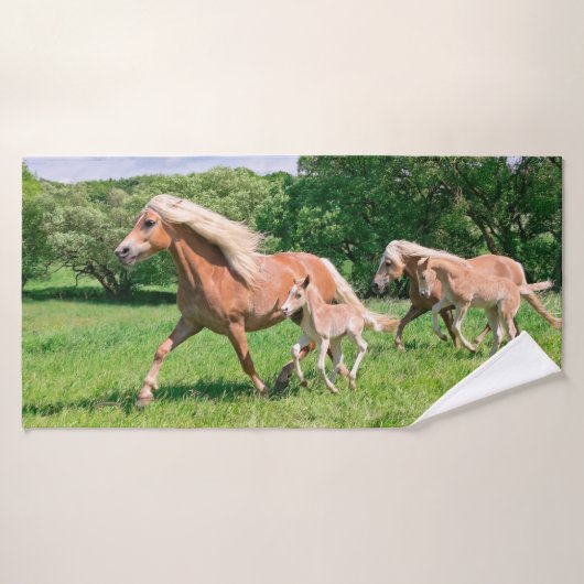 Chevaux de Haflinger avec de mignons poulains Cour (Serviette de bain)