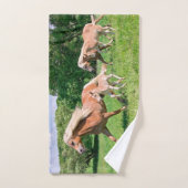 Chevaux de Haflinger avec de mignons poulains Cour (Serviette à main)
