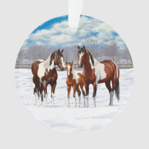 Chevaux De Peinture De Baie Pinto En Neige D'Hiver