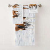 Chevaux De Peinture En Peau De Bouche Dans La Neig (En situation)