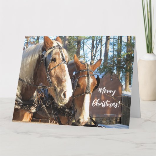 Chevaux d'hiver sur la carte de Noël du village de (Devant)