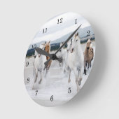 Chevaux sauvages fonctionnant sur une horloge de (Angle)