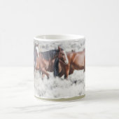 Chevaux sauvages se déplaçant à l'eau, Mug (Centre)