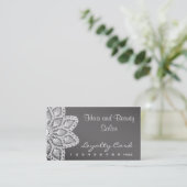 Cheveux de dentelle et carte blancs de fidélité de (Debout devant)