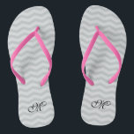 Chevron gris monogramme mariage fête tongs<br><div class="desc">Nom gris / gris monogramme chevron motif tongs mariage. Bracelet couleur personnalisé pour lui et elle / hommes et femmes. Couleur arrière - plan personnalisée et initiales de nom personnalisées. Les sandales design moderne et tendance en zigzag rayé. Lignes verticales ou horizontales. Soirée mariage, mariage, douche nuptiale, fiançailles, anniversaire, anniversaire,...</div>
