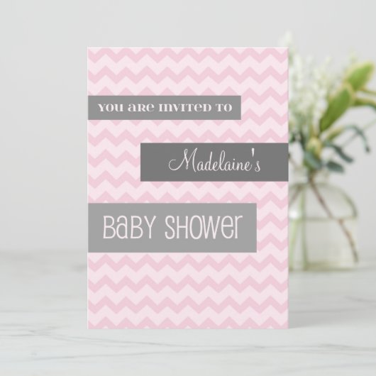 Chevron gris rose Invitations de douches pour bébé (Debout devant)
