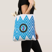 Chevron Monogrammé Sac fourre-tout bleu glace (De près)