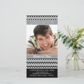 Chevron Motif Faire-part de graduation (noir) (Debout devant)