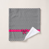 Chevron noir et blanc avec noeud rose chaud (Gant de toilette)