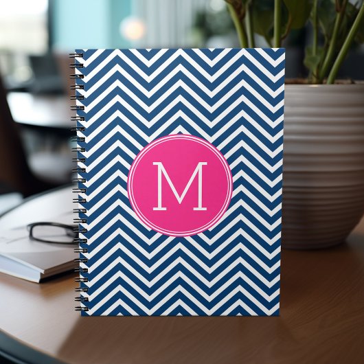 Chevron Pattern met monogram - magenta op de marin Notitieboek