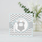 Chevron Print & Bow Cravate Baptism Invitation SQ- (Debout devant)