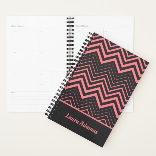 Chevron rose sur cuir noir (Devant avec enveloppe)