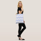 Chevron zigzag design blauw wit tote bag (Op model)