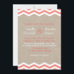 Chevrons de corail sur Faire-part de mariage Burla<br><div class="desc">Des chevrons coralliens et blancs sur un arrière - plan burlap illustré accentuent ce faire-part de mariage. Le RSVP de coordination est disponible; cependant,  si des éléments supplémentaires sont nécessaires pour votre mariage,  il suffit de nous contacter à prettyfancyinvites@gmail.com avec votre demande.</div>