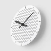 Chevrons Gris Sur Horloge Mur Blanc (Angle)