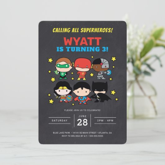Chibi Justice League Chalkboard Invitation d'anniv (Debout devant)