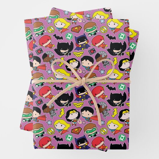 Chibi Justice League Pattern over Paars Inpakpapier Vel (In situ)