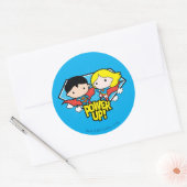 Chibi Superman en Chibi Supergirl Power Up! Ronde Sticker (Envelop)