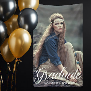 Chic afstudeerfoto met witte typografie-overlay fe spandoek