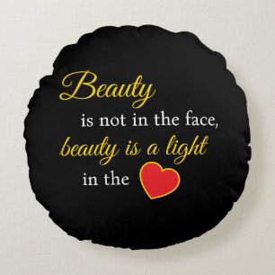 Chic Beauty Slogan Ronde Kussen – Stijlvol & Zacht