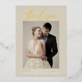 Chic Beige trouwfoto's handlettering Script Folie Uitnodiging (Voorkant)