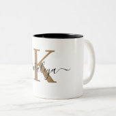Chic Black Gold Monogram Elegant Script Name Mug (Devant droit)