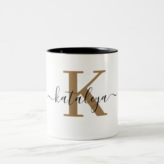 Chic Black Gold Monogram Elegante Script Naam Mok (Center)