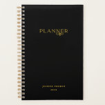 Chic Black Gold Weekly Nom mensuel Non Daté<br><div class="desc">Faites des plans avec ce planificateur à la mode noir et or non daté. Surligné avec un écrou de lettre décorative comprenant un nom et une année sur le recouvert avant et noir du dos. Suivez les objectifs hebdomadaires et mensuels, les tâches, les victoires quotidiennes, les idées et plus encore....</div>
