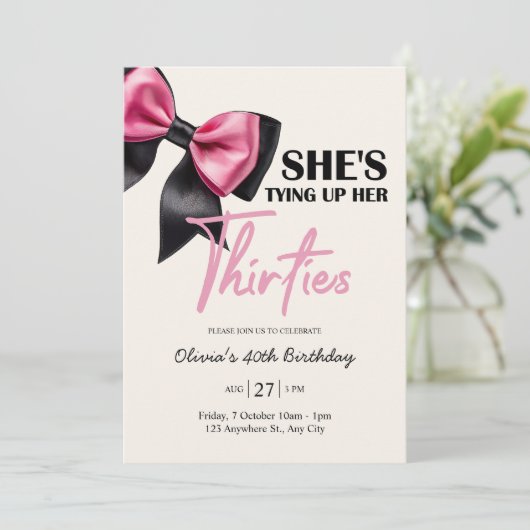 Chic Black & Rose Bow Invitation 40e anniversaire (Debout devant)