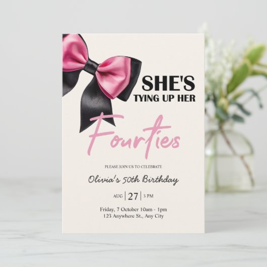 Chic Black & Rose Bow Invitation 50e anniversaire (Debout devant)