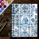 Chic Bleu cadre blanc toile de jouy monogramme<br><div class="desc">Chic Bleu blanc toile monogramme Planner. Belle toile de jouy sans couture motif Bleu sur arrière - plan blanc.Les gravures de toile sont un régal en ce moment, il s'agit d'une toile de jouy vintage élégante et ornée avec motif damassé exotique, un style amusant qui est actuellement tendance pour la...</div>