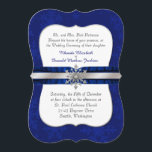 Chic Blue Bijoux Faire-part de mariage Flocon de n<br><div class="desc">Elégante invitation de mariage d'hiver faite en bleu sur un motif de flocon bleu, avec une zone de texte bordée d'argent blanc en forme de support. Graphiques d'un riche ruban de satin et d'argent bleu foncé, court au milieu, de l'invitation, et est décoré avec un ton d'argent et diamant à...</div>