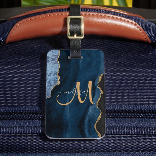 Chic Blue Gold Glitter Agate Custom Monogram Bagagelabel (Voorkant Insitu 2)