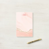 Chic Blush Pink Waterverf en Faux Gold Monogram Post-it® Notes (Op bureau)
