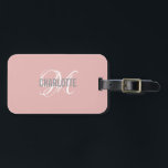 Chic blush rose monogrammed nom étiquette bagage<br><div class="desc">Marque de bagage chic avec un monogramme blanc scénarisé et un nom gris sur un arrière - plan rose vif moderne. Personnalisez avec votre nom et votre initiale.</div>