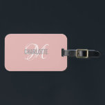 Chic blush rose monogrammed nom étiquette bagage<br><div class="desc">Marque de bagage chic avec un monogramme blanc scénarisé et un nom gris sur un arrière - plan rose vif moderne. Personnalisez avec votre nom et votre initiale.</div>