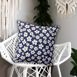Chic Boho Daisies Bleu foncé Motif Jeter Oreiller<br><div class="desc">Peinture simple aquarelle inspiré motif floral de fleurs d'anémones blanches avec arrière - plan bleu foncé.</div>