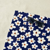 Chic Boho Daisies Dark Blue Pattern Pillow Hoesje Strandlaken (In situ)