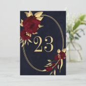 Chic bordeaux & or marine numéro de table géométri (Debout devant)