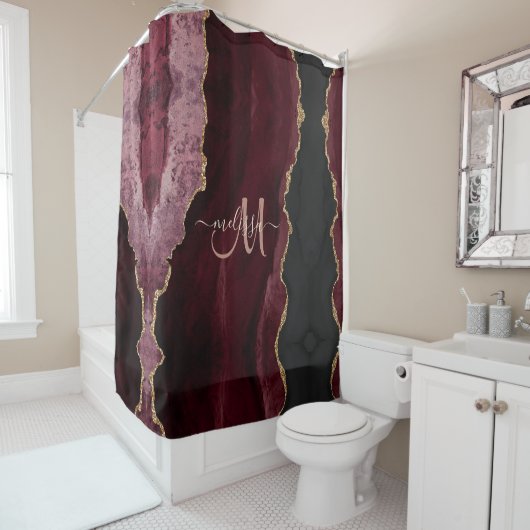 Chic Burgundy Gold Glitter Agate Custom Monogram Douchegordijn (In situ)
