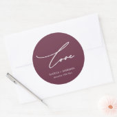 Chic Burgundy Love Script met Name Wedding Ronde Sticker (Envelop)