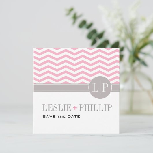 Chic Chevron Monogram sparen de Datum | Roze Save The Date (Staand voorkant)