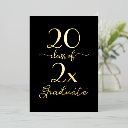Chic Class Of 2025 Afstuderen Zwart-Goud Folie Uitnodiging (Staand Voorkant)