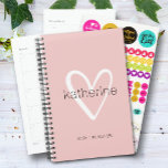 Chic Coeur Rose rose hebdomadaire Mensuel Non Daté<br><div class="desc">Ce planificateur rose vif est personnalisé avec votre nom dans une police simple sur un grand coeur blanc. Idéal pour vous-même ou un grand cadeau pour toute occasion. PLUS de couleurs et de designs dans notre magasin.</div>